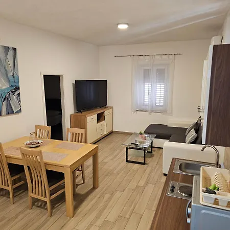 Jadran - 2 Bedroom For 6 People דירה *