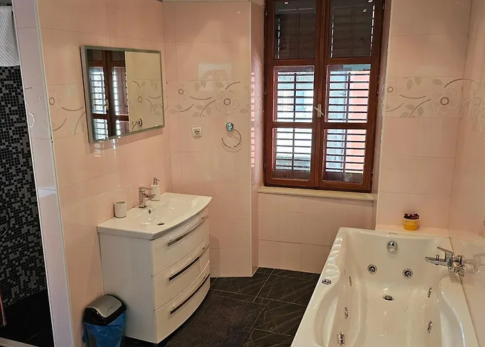 Jadran - 2 Bedroom For 6 People *